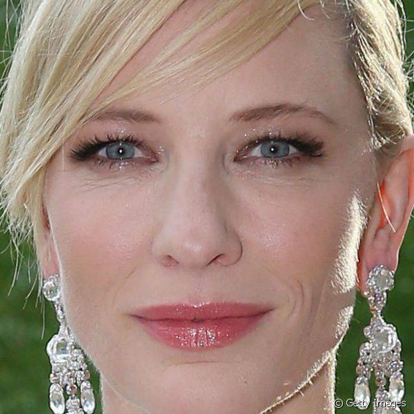 Clássica, Cate Blanchett equilibrou as atenções da maquiagem entre os olhos realçados por máscara para cílios, a pele matificada e os lábios coloridos com batom nude rosado